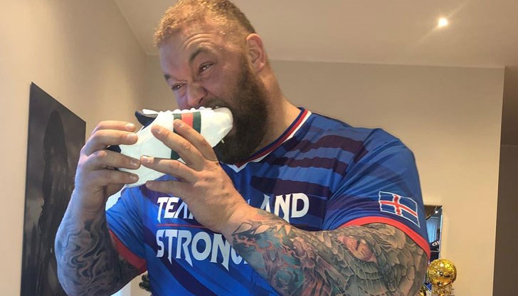 30-годишният Борнсон трябва да спазва строга хранителна диета, за да трупа сила и да поддържа внушителната си физика – тегло от над 180 кг при височина 206 см. 30-годишният Борнсон трябва да спазва строга хранителна диета, за да трупа сила и да поддържа внушителната си физика – тегло от над 180 кг при височина 206 см.