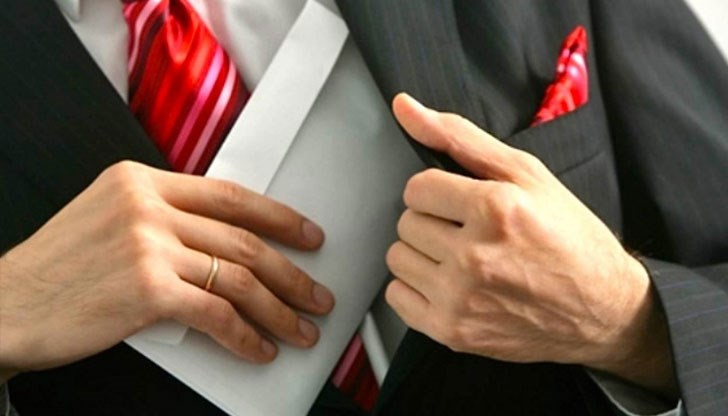 Във властта има хора, които шпионират, рекетират и корумпират. и никой не ги бута, докато не избухне скандал Във властта има хора, които шпионират, рекетират и корумпират. и никой не ги бута, докато не избухне скандал