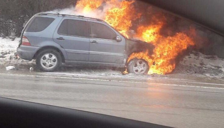 Автомобилът с румънска регистрация пламна към 14 часа