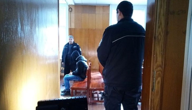 17-годишният младеж е искал да защити майка си, докато баща му я е душил 17-годишният младеж е искал да защити майка си, докато баща му я е душил