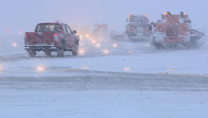 Продължаващият обилен снеговалеж наложи отмяната на все повече и повече полети на различни авиокомпании Продължаващият обилен снеговалеж наложи отмяната на все повече и повече полети на различни авиокомпании