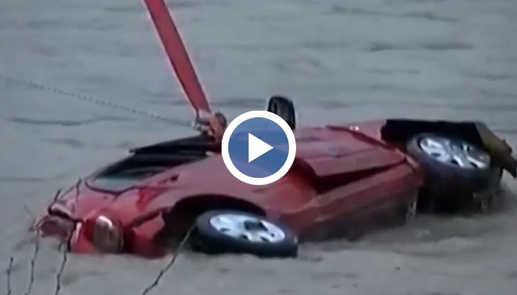 Спасители се опитват да помогнат на 20-годишно момиче с кола, отнесена от придошла река