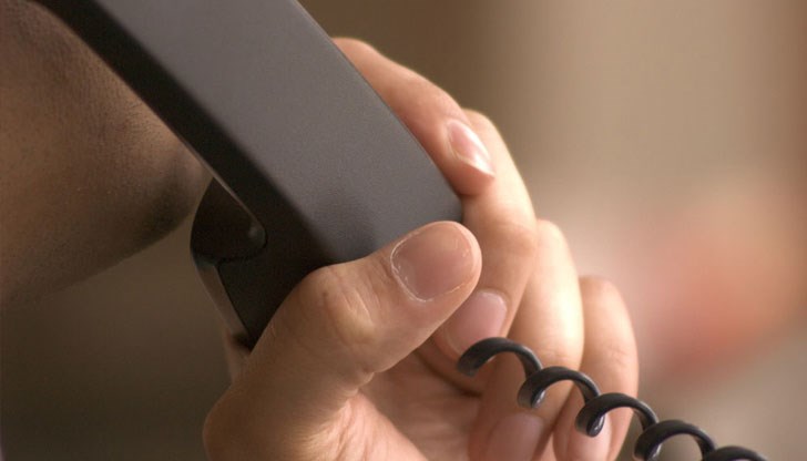 Тя не успяла да разбере за кой роднина ѝ искат пари за операция, но въпреки това събрала наличните си пари и злато