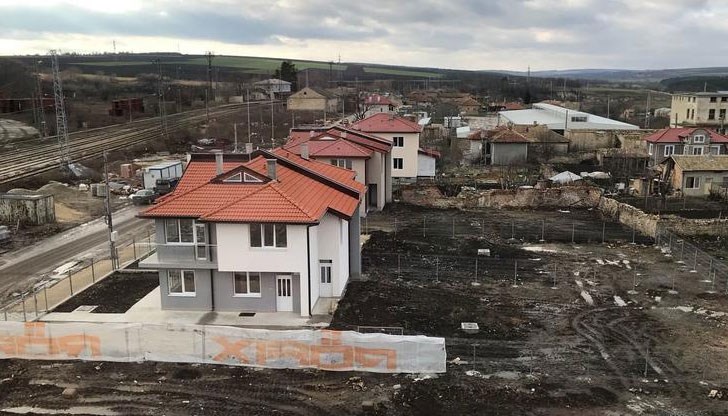 Имало сигнал и от жител, който е набеден, че е „откраднал прозорци и врати” срещу Общината