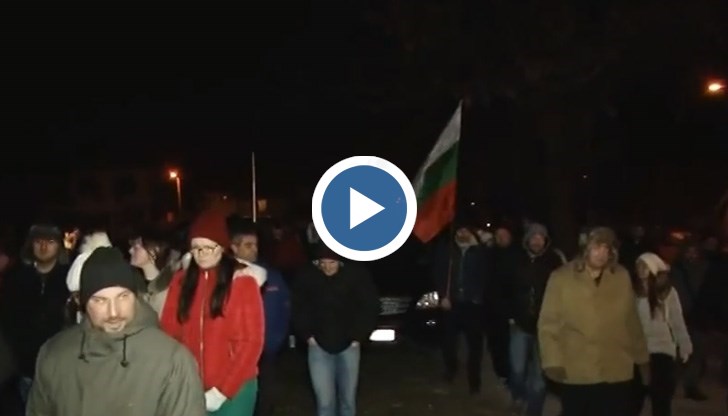 Въпреки започналото преди дни събаряне на къщите, хората продължават да провеждат мирни демонстрации