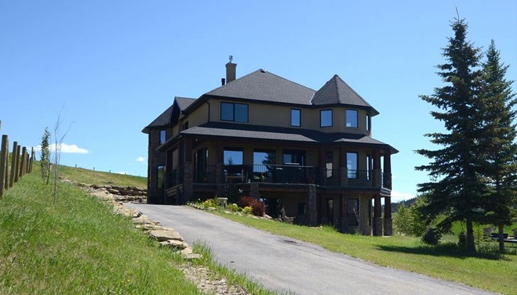 Дамата разиграва своята разкошна триетажна къща с площ 352 квадратни метра в живописен квартал, на брега на езеро в специфичен конкурс