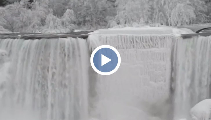 Частично замръзна Ниагарския водопад на границата между Канада и САЩ