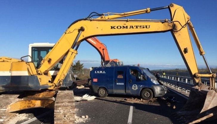 Отворили като консервна кутия вана с парите