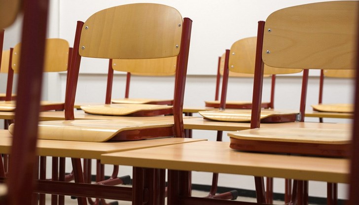 В 1435 учебни заведения в страната днес няма занятия