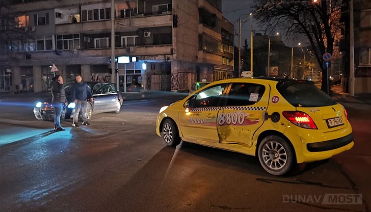 Фолксваген Пасат се заби в такси на фирма "Орион"