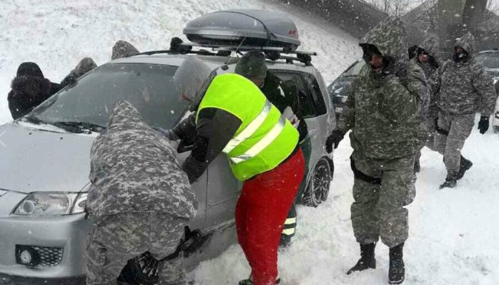 Силен снеговалеж блокира пътищата към курортите /Снимката е илюстративна/