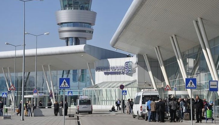 Разглобени пистолети са открити в запечатан кашон с надпис "резервни части" Разглобени пистолети са открити в запечатан кашон с надпис "резервни части"