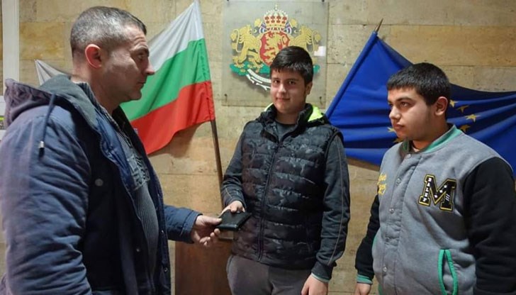 Двете момчета получиха парична награда от благодарния собственик