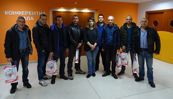 Дипломите бяха връчени от инж. Иван Иванов, директор административни дейности на УМБАЛ „Канев“