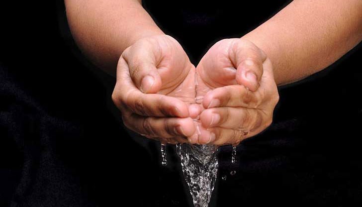 ази вода при болест се пази, за душевно и телесно оздравяване да се отпива от нея или за радост, за благодарност на Бога