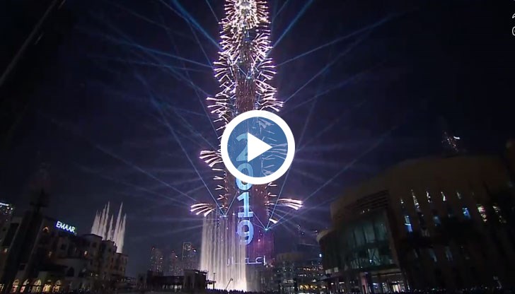 Светлини, лазери и фойерверки около най-високата сграда в света за Нова година
