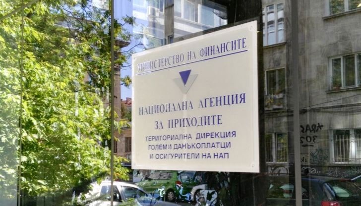 Данъчни тръгват на проверки, ще броят мобилни телефони и перални