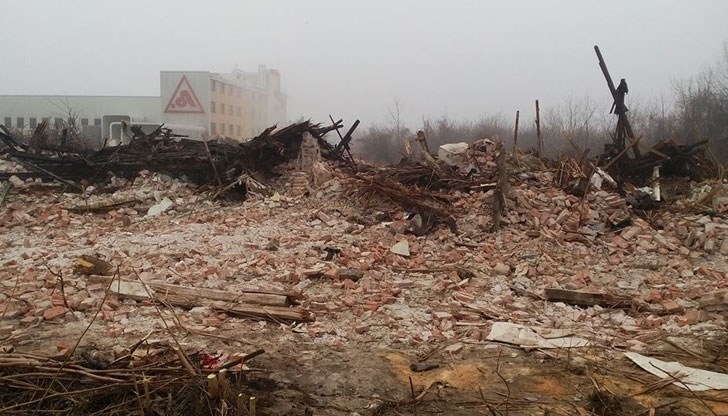 Ако нямате защо имотът не се охранява и след намесата на органите на МВР и черен джип, берачите на материали бяха пуснати с това което са набрали