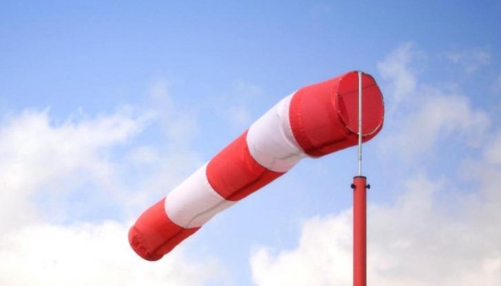 Вятърът граничи с ураганен, като топката лети в произволна посока, което прави продължаването на двубоя малко вероятно Вятърът граничи с ураганен, като топката лети в произволна посока, което прави продължаването на двубоя малко вероятно