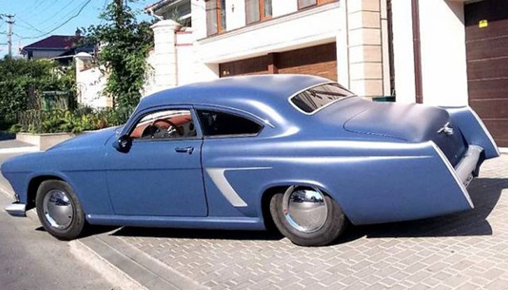 Дизайнът е издържан в американски стил от 50-те години на миналия век, салонът е тапициран с естествена кожа, а в оборудването са включени екстри, като ABS, климатик, ел. пакет и мощна аудио система