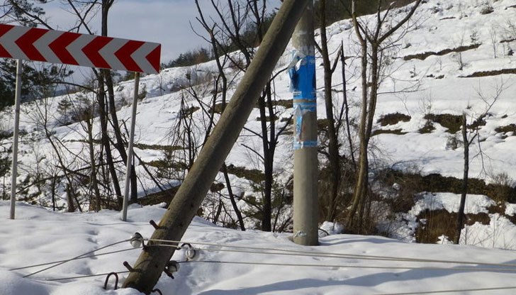 Тежкият и мокър сняг е скъсал далекопроводи