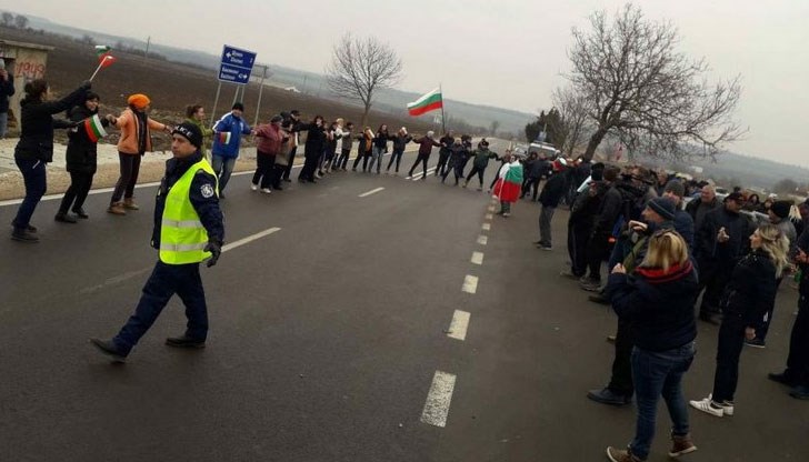 Стотина души от шуменските квартали “Макак” и “Мътница” излязоха на протест днес по обяд