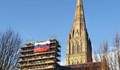 Окачиха руски флаг на скеле край катедралата в Солсбъри