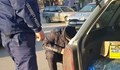 Полицаи смениха гумата на закъсала шофьорка