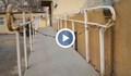 Рампа с бодлива тел посреща хора с увреждания