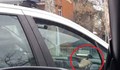 Полицай пафка пура в служебния автомобил