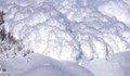 Лавина затрупа 12 скиори във Франция