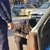 Полицаи смениха гумата на закъсала шофьорка