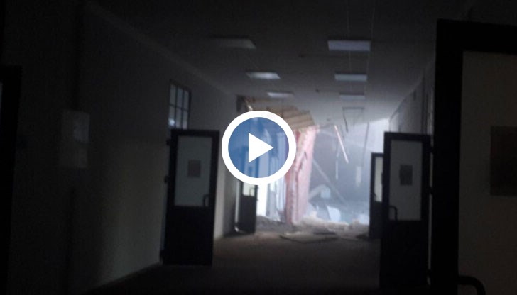 Под отломките са затрупани най-малко 20 души