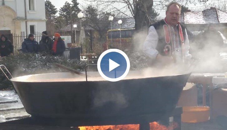 Богатата програма включваше изяви на читалищни групи и клубове за народни танци, както и традиционните конкурси за най-блага греяна ракия, най-вкусна зелева чорба, най-автентична старовремска софра и за най-напет юнак