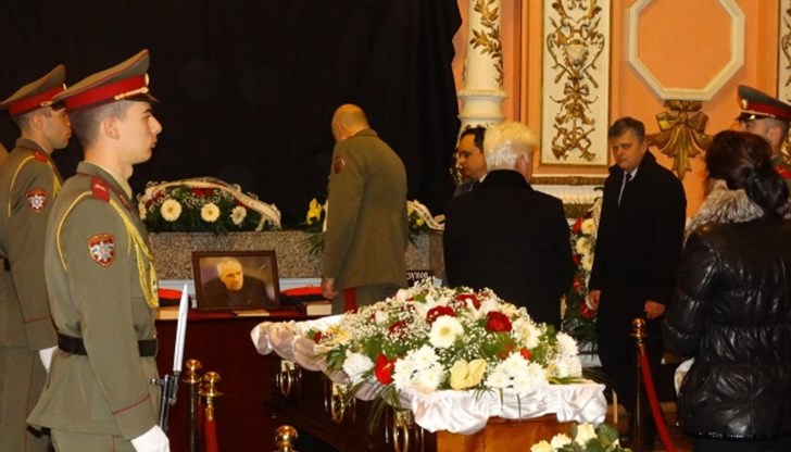 Поклонението пред тленните му останки събра в зала „Концертна" на Централния военен клуб стотици хора, дошли да се сбогуват с нег Поклонението пред тленните му останки събра в зала „Концертна" на Централния военен клуб стотици хора, дошли да се сбогуват с нег