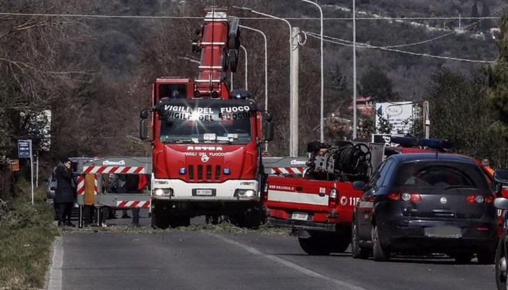 Мъжът паднал от шест метра височина върху 14-годишното момче Мъжът паднал от шест метра височина върху 14-годишното момче
