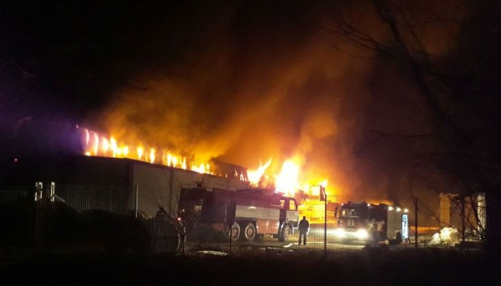 Три халета горят. Според свидетели се чуват гърмежи