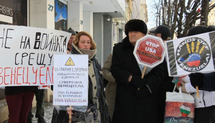 С плакати „САЩ, долу ръцете от Венецуела“ и „НЕ на войната срещу Венецуела“ протестиращите изразиха солидарност с венецуелския народ С плакати „САЩ, долу ръцете от Венецуела“ и „НЕ на войната срещу Венецуела“ протестиращите изразиха солидарност с венецуелския народ