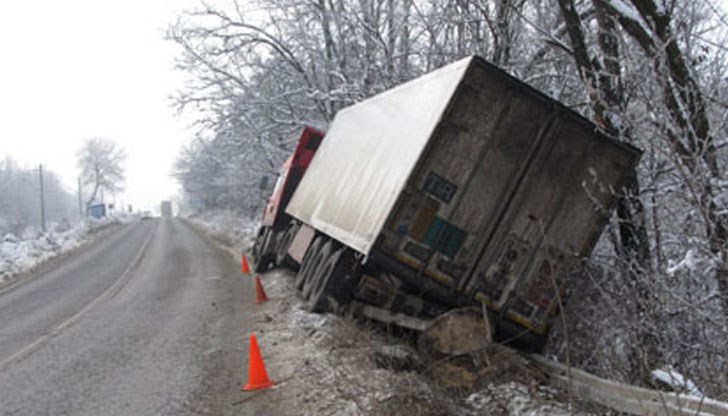 Шофьорът е откаран от екип на спешна помощ в болница в Русе / Снимката е илюстративна