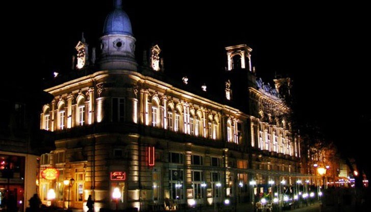 Русенският драматичен театър продължава театралния си маратон, насищайки месеца с разнообразни като жанр представлени