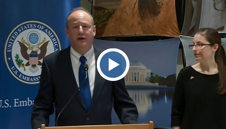 Посланикът на САЩ раздаде първите визи за студентските бригади това лято, Аляска е най-желана от нашите младежи