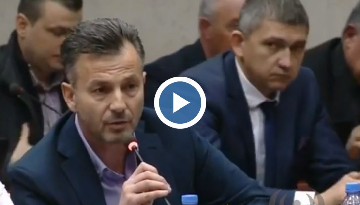 Този човек, облечен във власт си позволява да мачка с всякакви средства позволени и непозволени, да притиска опонентите си