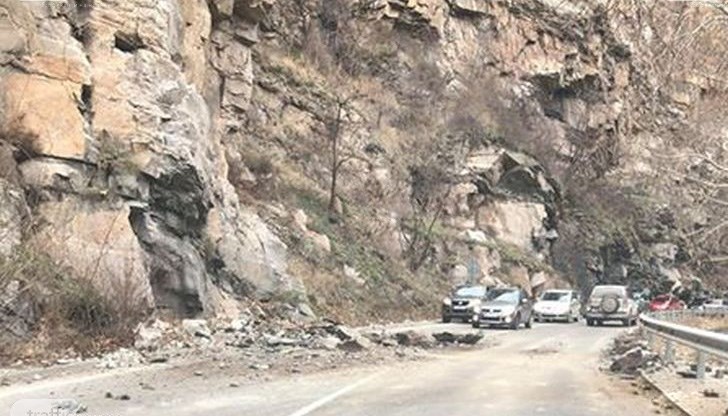 Движението е силно затруднено и е отворено само в едната лента