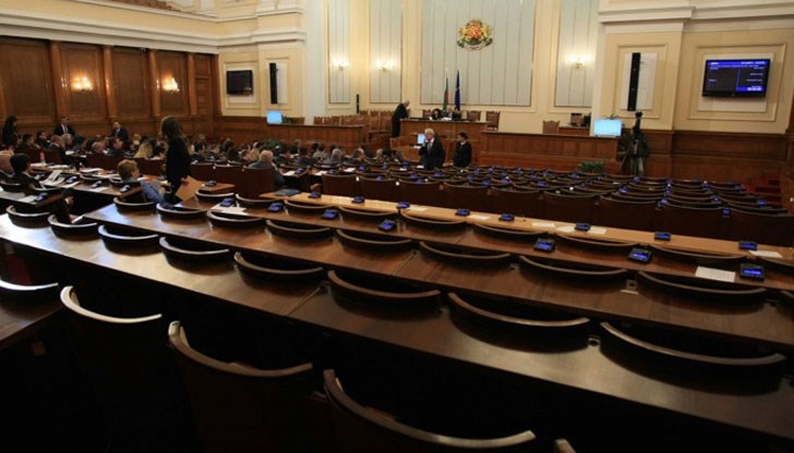 Справка в Народното събрание показва, че ако един народен представител не е присъствал на нито едно пленарно заседание и на комисия – той ще получи в края на месеца 69,33 лева