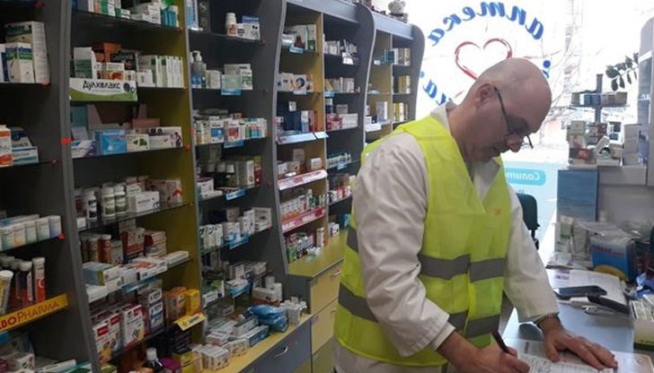 Министър Ананиев събира фармацевтите с жълти жилетки, за да разбере защо всъщност ги облякоха Министър Ананиев събира фармацевтите с жълти жилетки, за да разбере защо всъщност ги облякоха