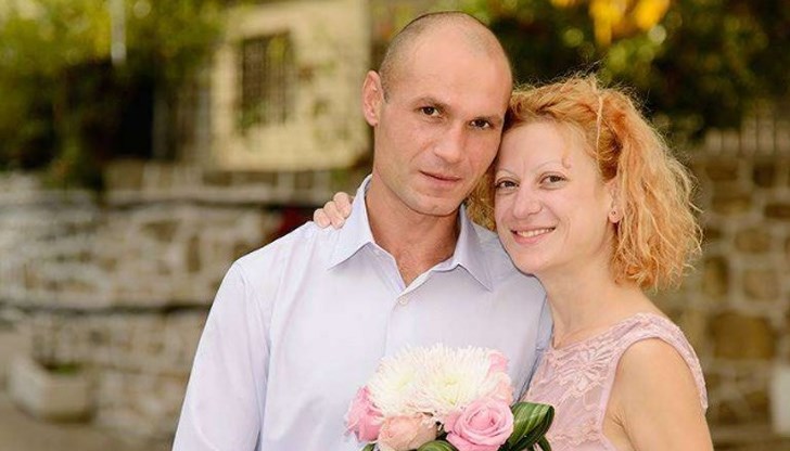 На снимките двамата изглеждат щастливи и усмихнати. Кремена е със семпла розова рокля, Борислав е по риза