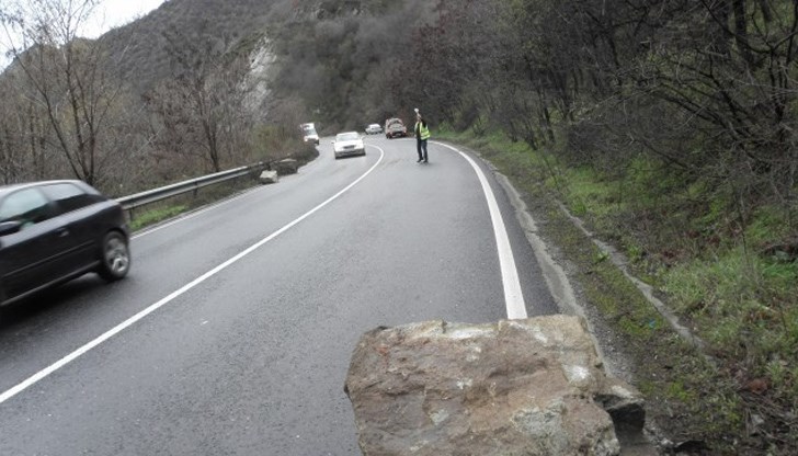 Шофьорите да се движат внимателно, съобразявайки се с пътната обстановка и метеорологичните условия, като спазват дистанция Шофьорите да се движат внимателно, съобразявайки се с пътната обстановка и метеорологичните условия, като спазват дистанция