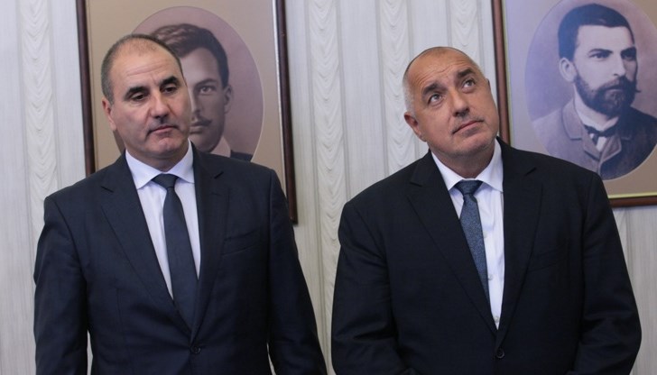 Пирамидата на властта – най-отгоре са тези, които са се изкатерили по гърбовете на народа Пирамидата на властта – най-отгоре са тези, които са се изкатерили по гърбовете на народа