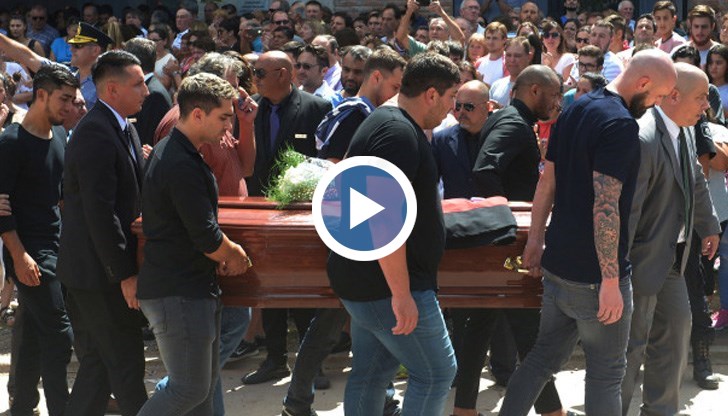 Стотици хора изпратиха футболиста в последния му път