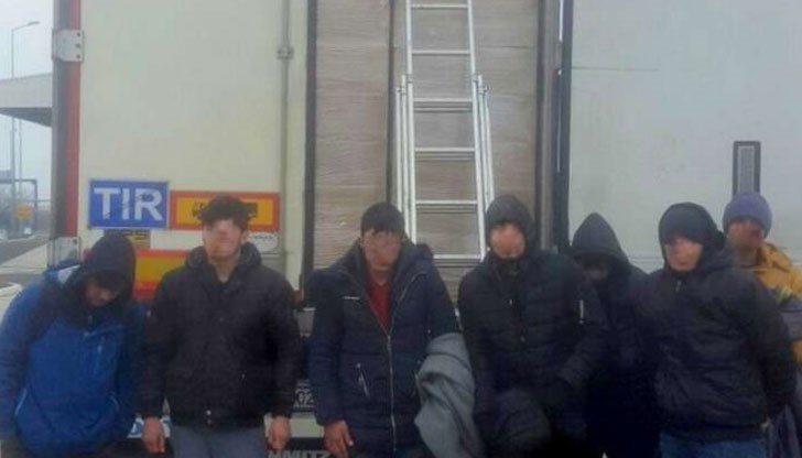 Бежанците са били намерени благодарение на митнически скенер, който засича човешки силуети в товара Бежанците са били намерени благодарение на митнически скенер, който засича човешки силуети в товара